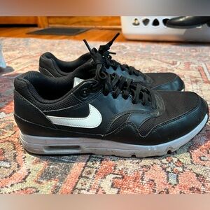 Women’s 9.5 Nike Air Sneakers